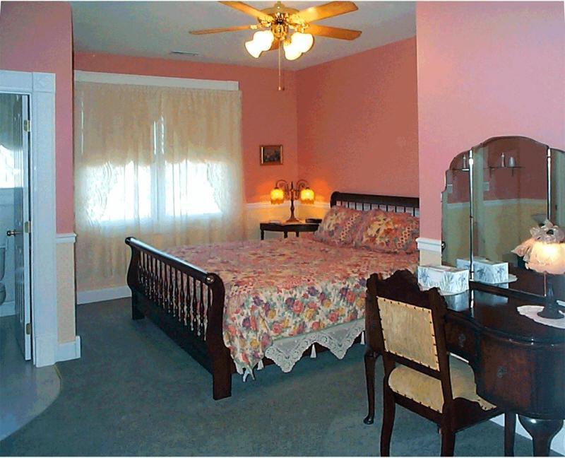 Victorian Veranda Country Inn Lawrence Room photo