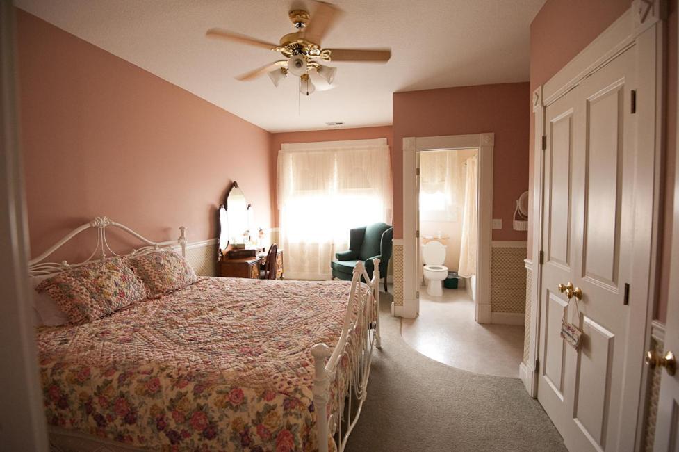 Victorian Veranda Country Inn Lawrence Room photo