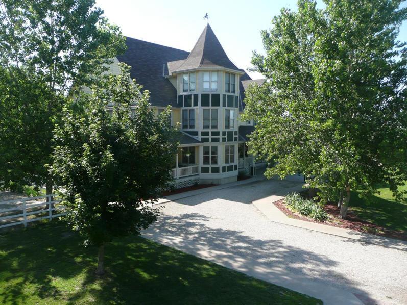 Victorian Veranda Country Inn Lawrence Exterior photo