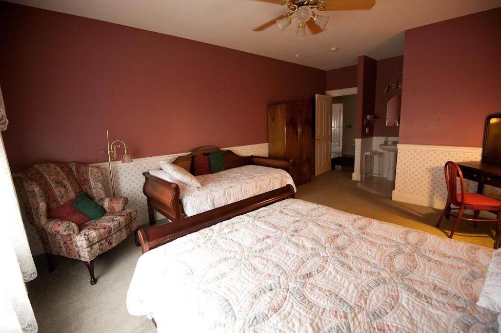 Victorian Veranda Country Inn Lawrence Room photo